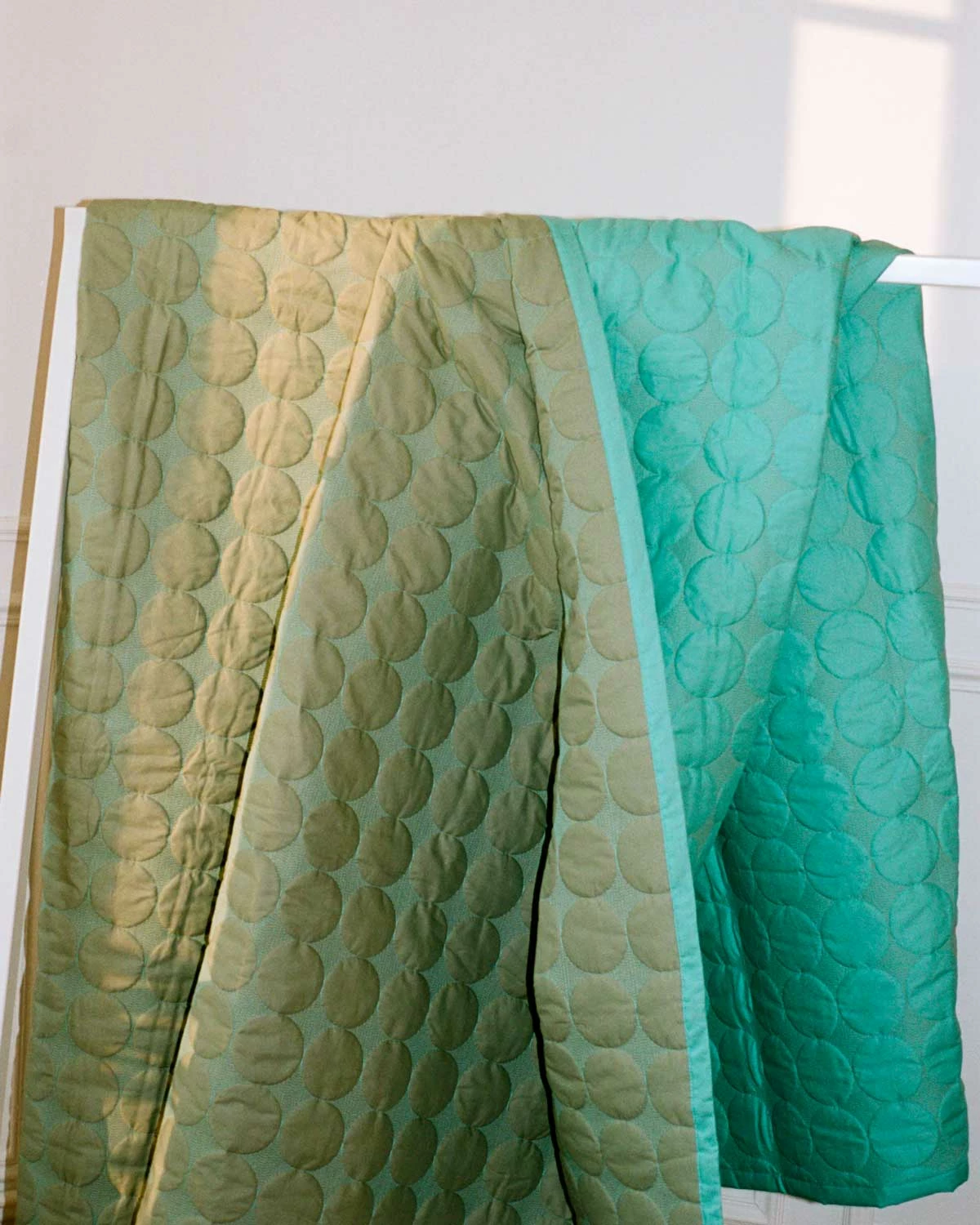 Hay Mega Dot Tagesdecke, 195x245 Cm, Olivgrün – Bild 2