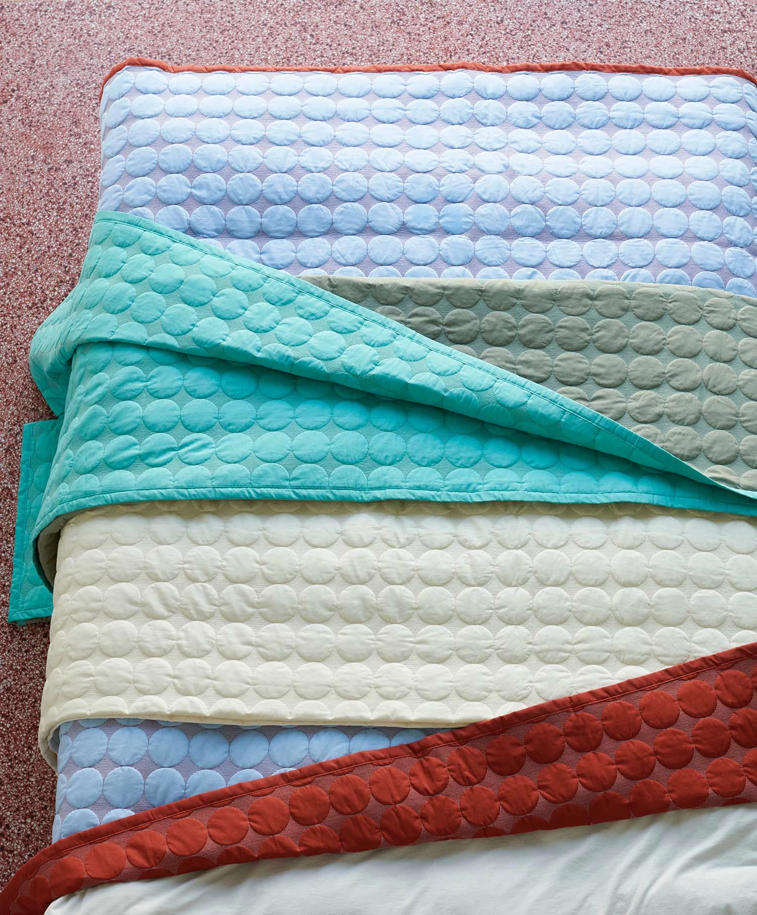 Hay Mega Dot Tagesdecke 235x245 Cm, Olivgrün – Bild 2