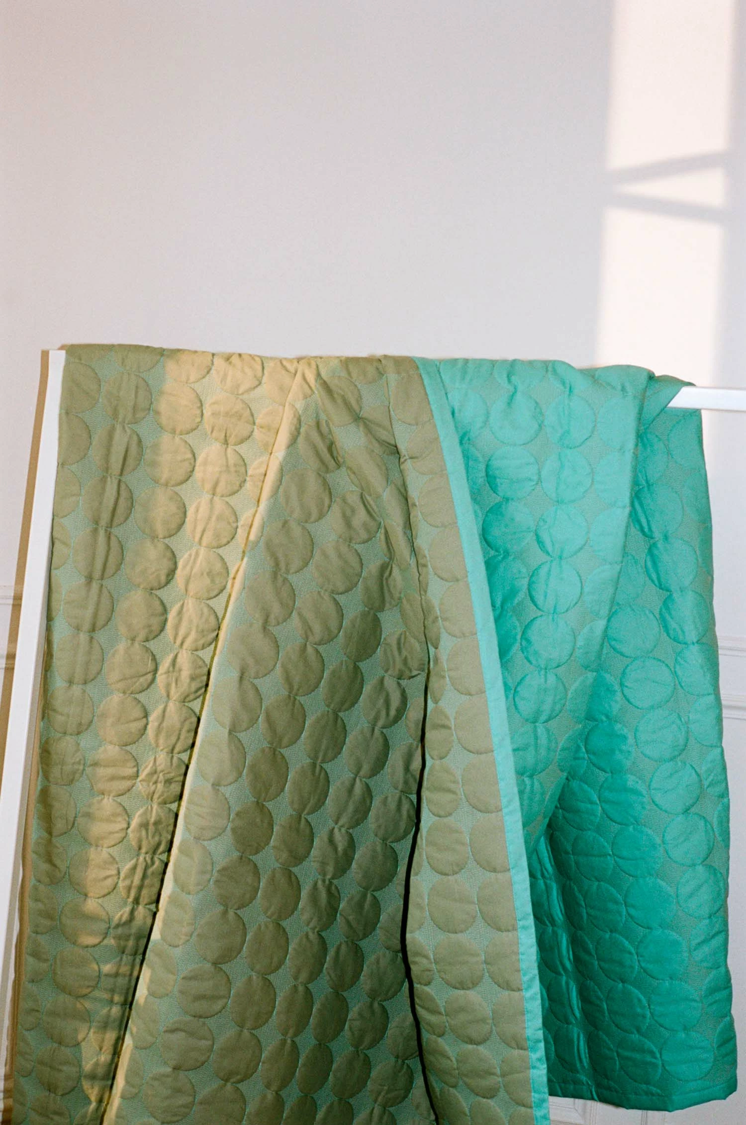 Hay Mega Dot Tagesdecke 235x245 Cm, Olivgrün – Bild 4