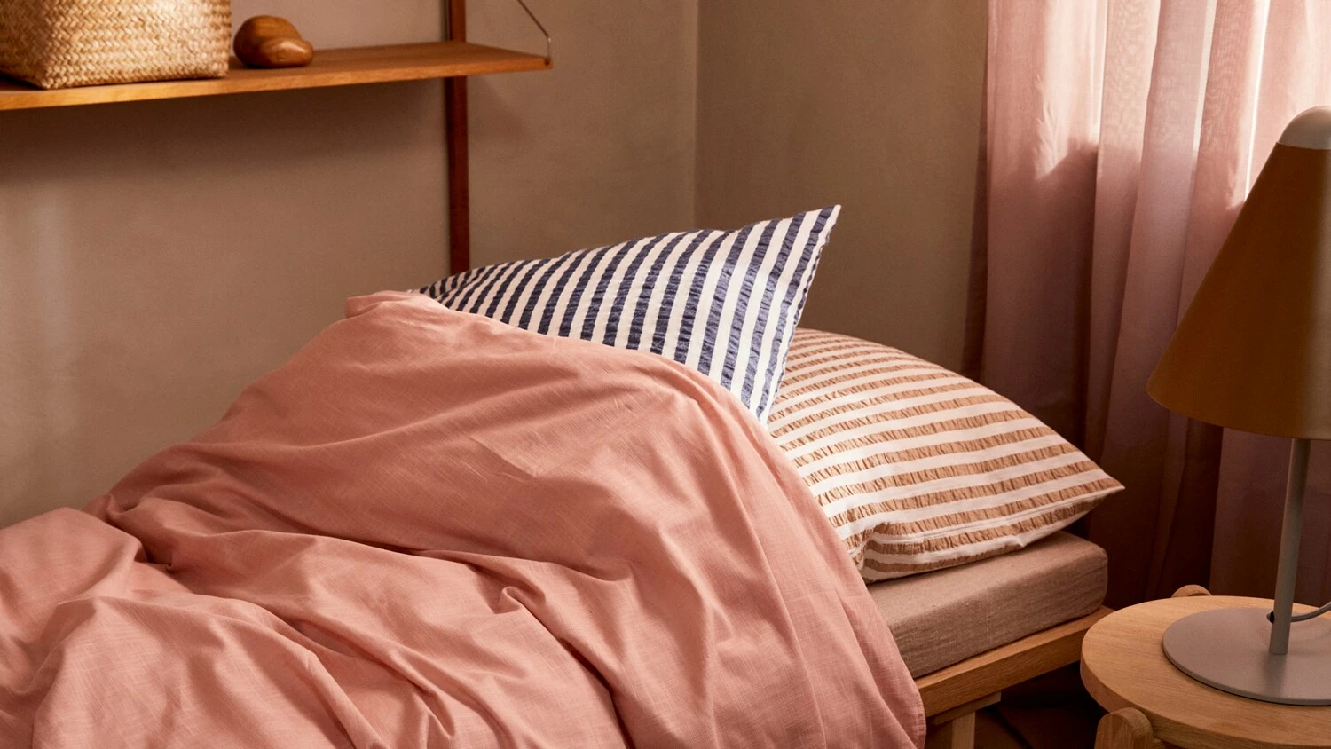 Juna Bæk & Bølge Lines Kissenbezug 50x60 Cm, Dunkelblau / Weiß – Bild 3