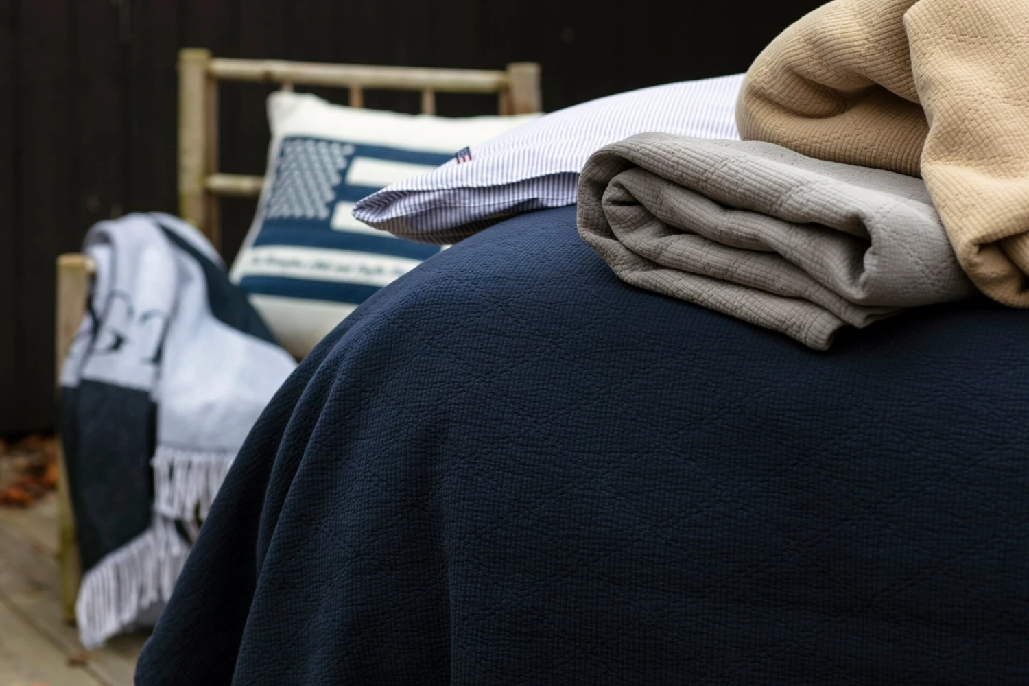 Lexington Quilted Jacquard Tagesdecke Dunkelblau, 260x240 Cm – Bild 3