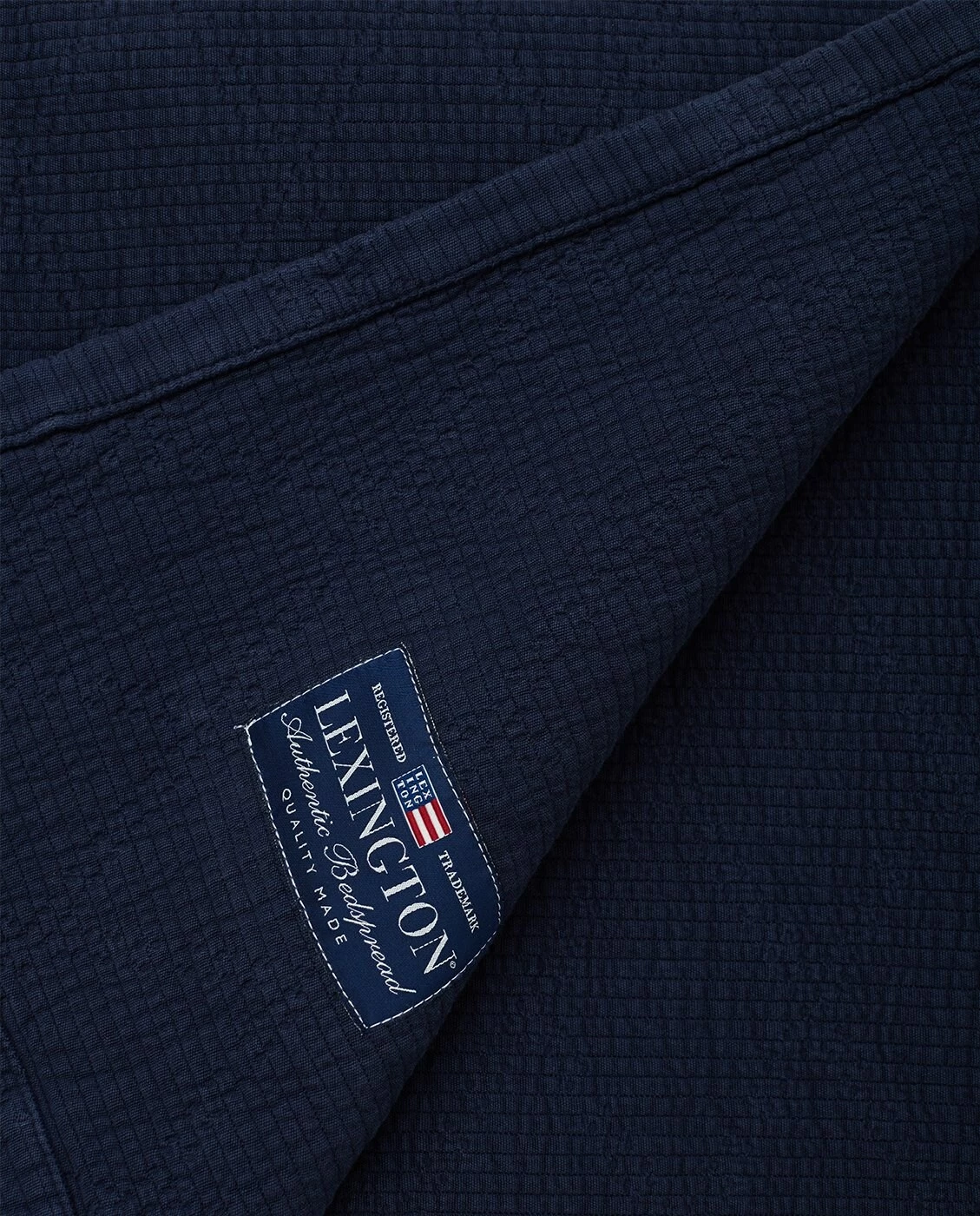 Lexington Quilted Jacquard Tagesdecke Dunkelblau, 260x240 Cm – Bild 2